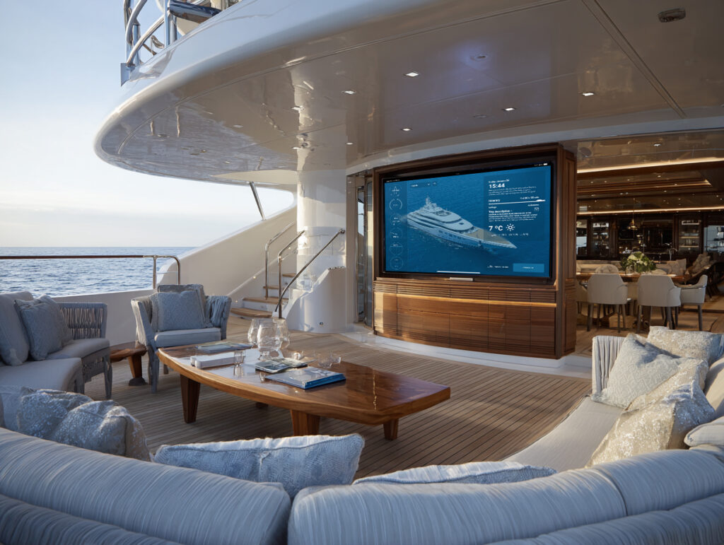 yis aft deck yacht